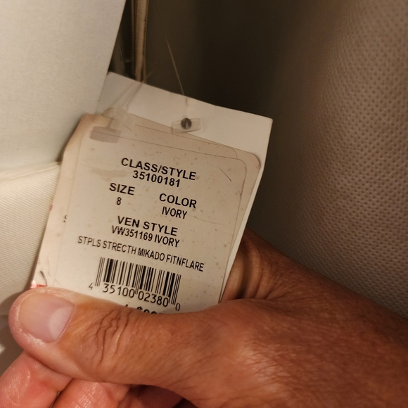 NWT..Vera Wang Asymmetrical Wedding Dress, Mikado, Fitnflare, - Picture 3 of 9